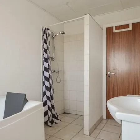 5 Bedroom Gorgeous In Bredebro Сasa de vacaciones